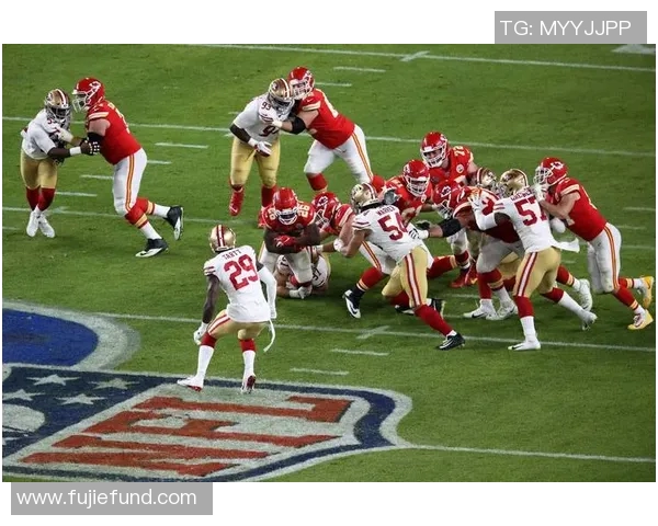 当橄榄球球星跨界挑战足球赛 展现运动天赋与竞技精神的极限对决