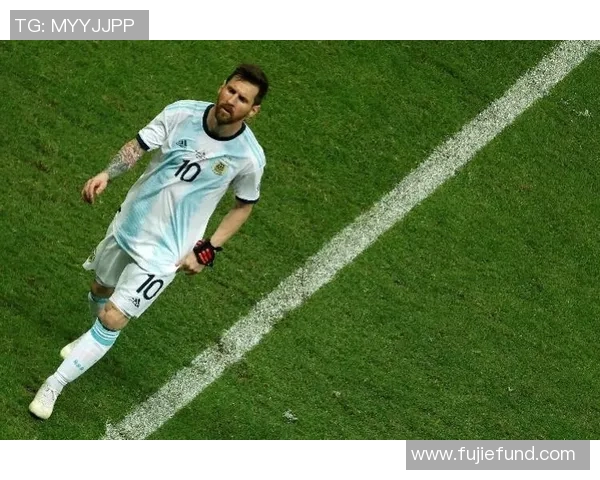 梅西血染赛场拼搏精神感动全场勇敢面对伤痛继续驰骋绿茵