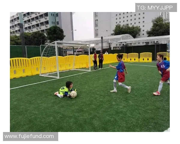 绿茵场上以球星背影映射诉说激情与梦想的独特光影瞬间