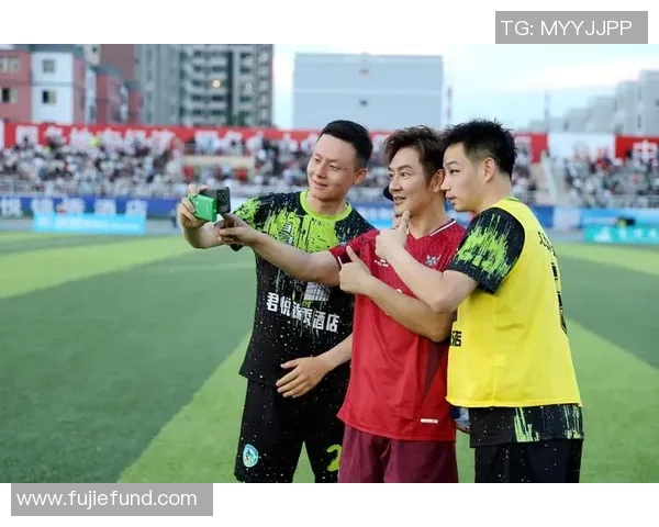 黄色卷毛球星闪耀绿茵场展现卓越技艺成就足球新传奇